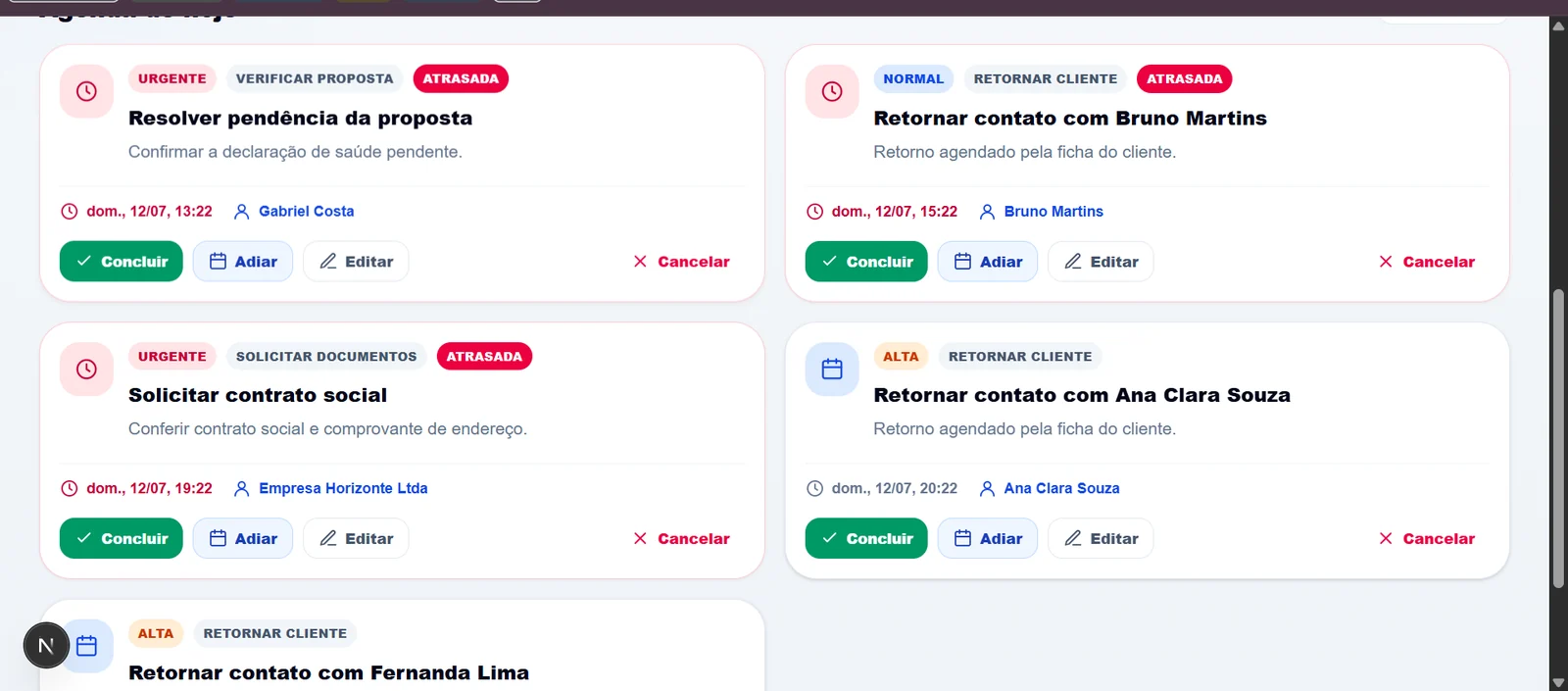Cards de tarefas com prioridades, atrasos e ações